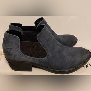 BORN Dallia Ankle Booties - Blue
Suede Size 7.5